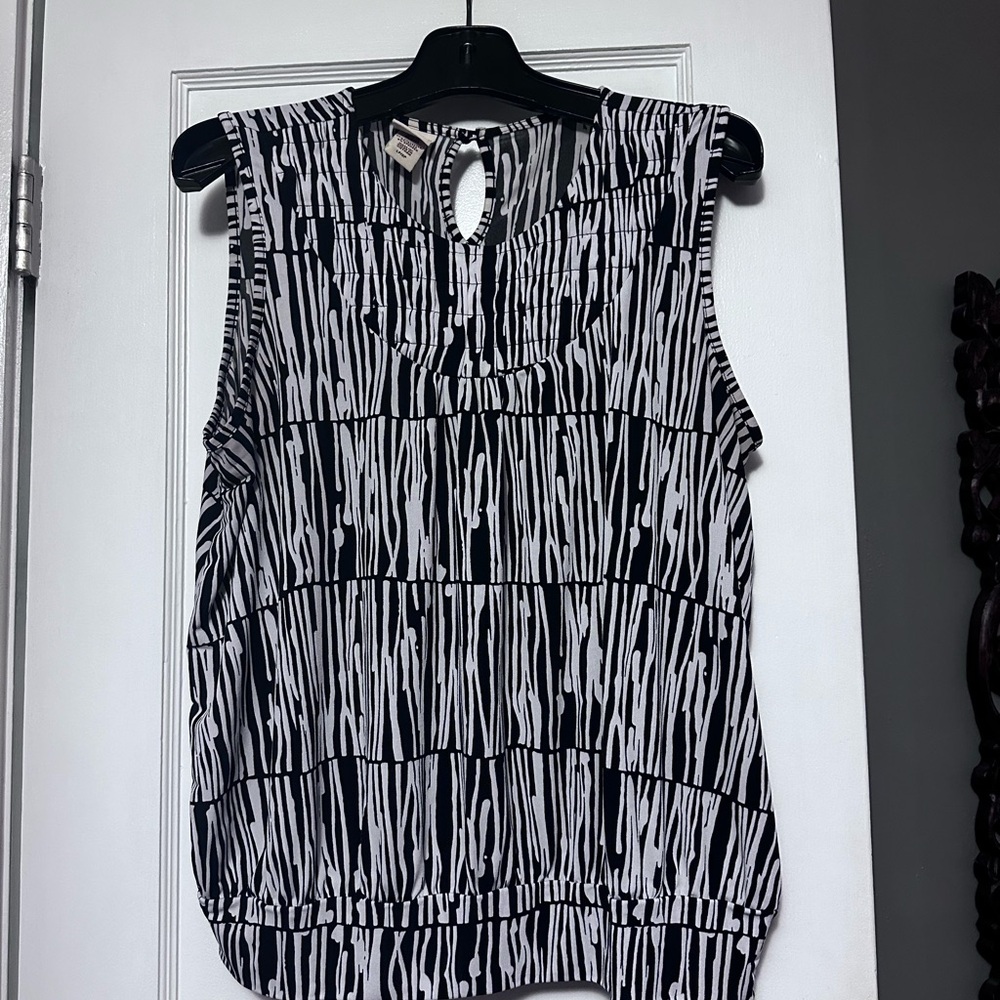 Covington petite size large, black, and white tank top scoop neck keyhole back